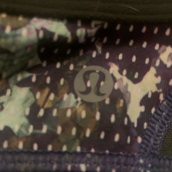 Lululemon sports bra with criss cross back size:6 - Picture 4 of 4